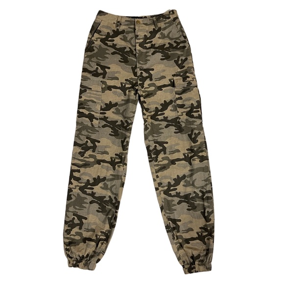 138 PrettyLittleThing Khaki Camo Pocket Detail Cargo Pants - Picture 3 of 8